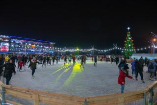 Льодовий каток у Кам`янському відкриють цього тижня